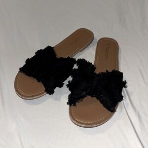 cute black sandals!